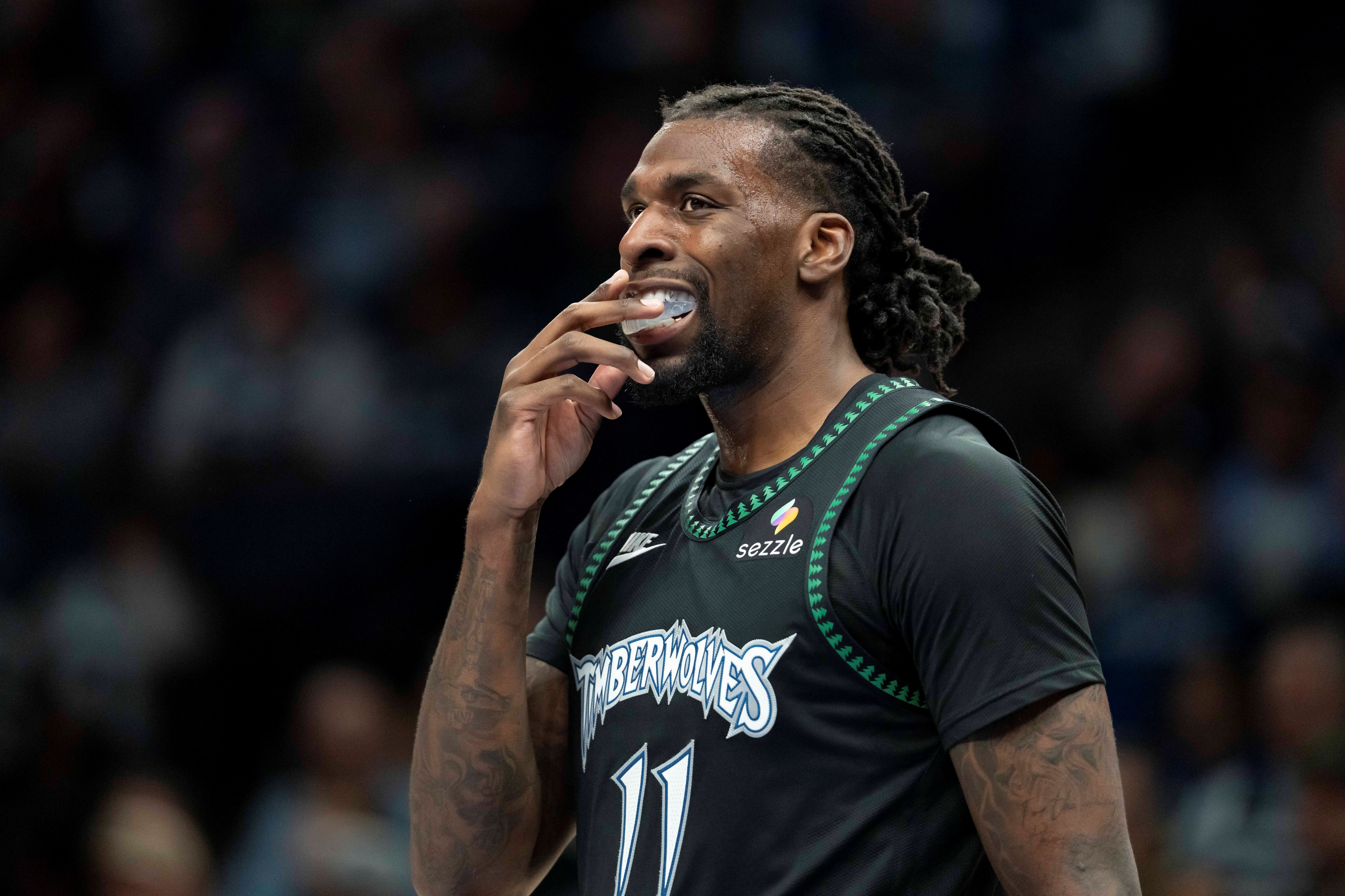 世界杯app下载地址-致敬穆大叔?纳兹·里德追防送大帽 但摇手指被吹技犯