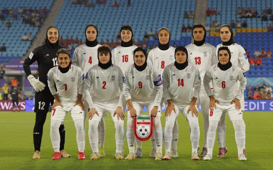 世界杯高清平台-争议?祖国遭空袭后,伊朗女足亚洲杯集体拒唱国歌!主帅面带微笑